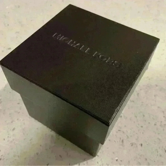 Michael Kors Watch Box - Picture 2 of 5